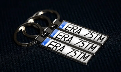 Gepersonaliseerde sleutelhangers met kentekenplaat, eigen nummers en metalen afwerking