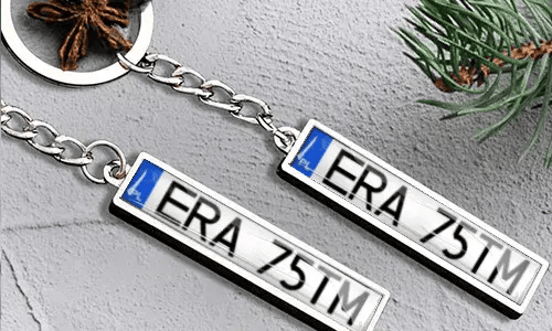 Metall-Schlüsselanhänger mit Nummernschild und Flaggen-Detail