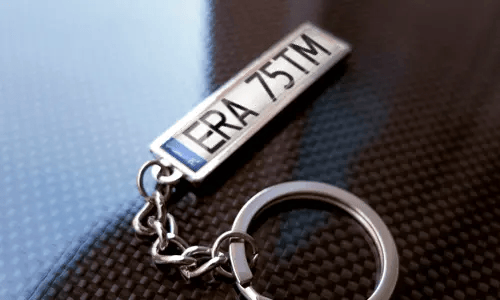 Metalen sleutelhanger met vlaggenontwerp-pendant en chromen ring