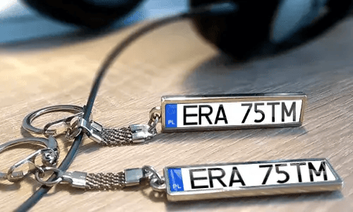 Personalisierte Metallschlüsselanhänger mit individuellem Text und Nummernschild-Style Anhängern