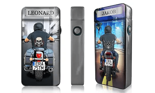 Zwei rechteckige biker­themen Geräte zeigen Motorradfahrer von hinten. Jeder Fahrer trägt ein Shirt mit Totenkopf-Motiv und fährt auf einer städtischen Straße. Die Namen „Leonard“ und „Jakob“ stehen darüber.