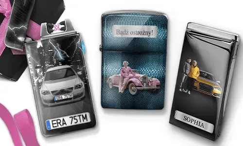 Drei Metallfeuerzeuge mit personalisierten Designs. Das linke Feuerzeug zeigt eine Stadtsilhouette und ein Paar neben einem Auto mit der Aufschrift „BESTE OMA DER WELT“. Das mittlere Feuerzeug stellt ein rosafarbenes Oldtimer-Auto dar, darüber steht „HAB DICH LIEB OMA“. Das rechte Feuerzeug zeigt ein blaues Auto und ein Kennzeichen. Rosafarbene Schleifen verleihen dem Ganzen einen Geschenkcharakter.