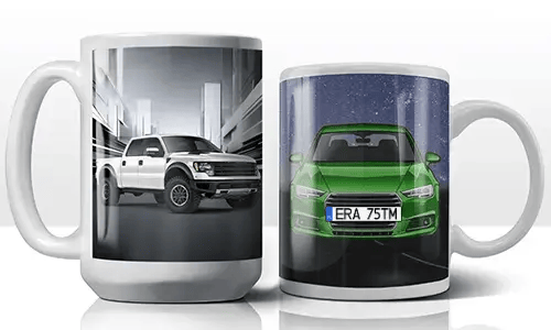 Zwei Tassen mit Autodesigns: Auf der linken Tasse ist ein weißer Lastwagen in einer modernen Stadtlandschaft, auf der rechten Tasse ein grünes Auto unter einem sternenklaren Nachthimmel.