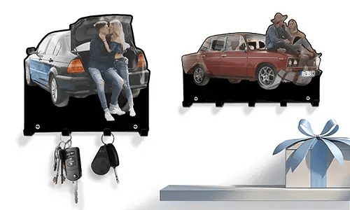Zwei personalisierte Schlüsselhalter: Paar im Kofferraum eines blau-schwarzen Autos, Paar auf der Motorhaube eines roten Oldtimers
