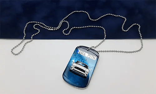 dog tags selbst gestalten mit dem Weiß Wagen auf dem Tisch erkennungsmarke kette mit gravur