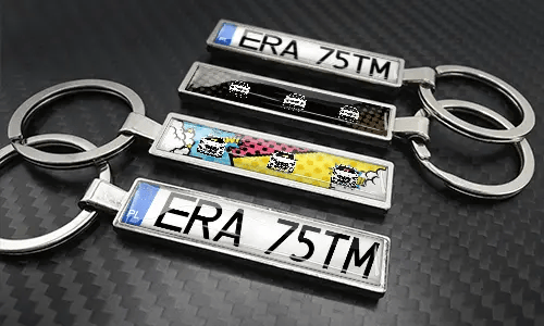 Set metalen stripstijl kenteken-sleutelhangers met kleurrijke autodesigns en metalen afwerking