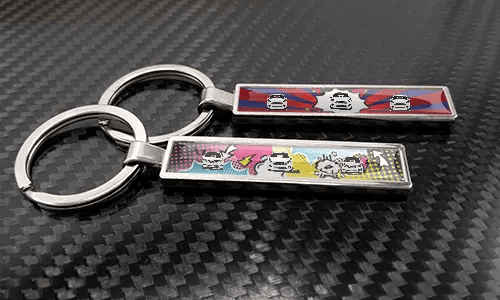 Metall-Comic-Auto-Schlüsselanhänger mit bunten Pop-Art-Fahrzeugdesigns