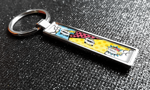 Schlüsselanhänger mit Nummernschild im Comic-Stil mit farbenfrohen Pop-Art-Autografiken auf einer strukturierten Oberfläche