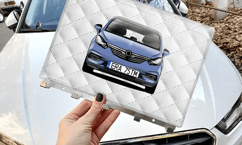 schlüsselbrett personalisiert mit Weißleder Hintergrund in der Hand personalisiertes schlüsselbrett