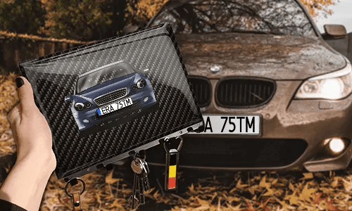 schlüsselbrett personalisiert mit Carbon Hintergrund in der Hand individuelles Schlüsselbrett