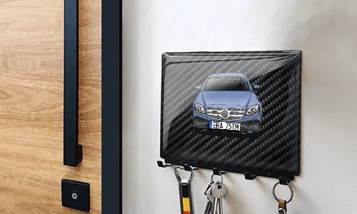 schlüsselbrett personalisiert mit Carbon Hintergrund auf der Wand Schlüsselbrett mit Wunschmotiv