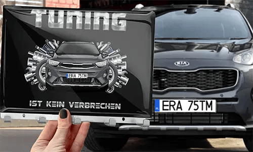 schlüsselbrett design in der Hand mit dem Wagen auf dem Hintergrund schlüsselbrett auto design