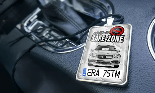 Auto-Safezone-Anhänger mit Weiß Leder Hintergrund im Wagen Auto-Safezone-Anhänger
