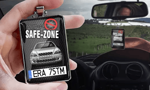 Auto-Safezone-Anhänger mit Carbon Hintergrund und Metallkette in der Hand Safezone-Anhänger