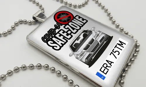 Auto-Safezone-Anhänger mit Weiß Hintergrund und Metallkette Auto-Safezone-Anhänger