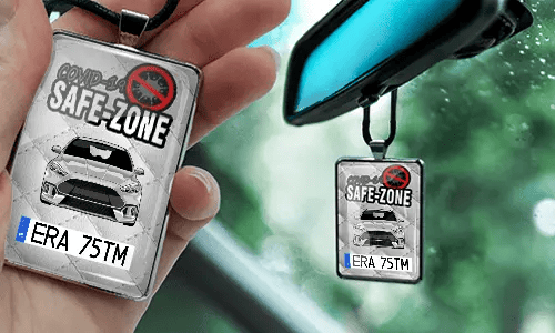 Auto-Safezone-Anhänger mit Weiß Leder Hintergrund nd Lederkette im Wagen Safezone-Anhänger