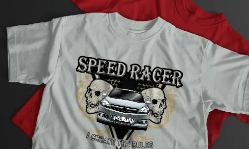 Weißes T-Shirt mit SPEED RACER Schriftzug, silberner BMW-Grafik, zwei Schädeln, gelben Ornamenten und schwarzem Hintergrund