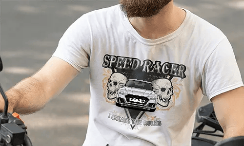 Weißes T-Shirt mit roter Motorradgrafik zwischen Schädeln, SPEED RACER oben, I CREATE THE RULES unten