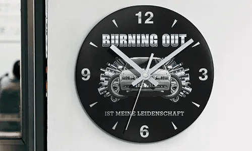 Wanduhr mit Motorrad- und Motorgrafik, Schriftzug BURNING OUT IST MEINE LEIDENSCHAFT auf schwarzem Zifferblatt