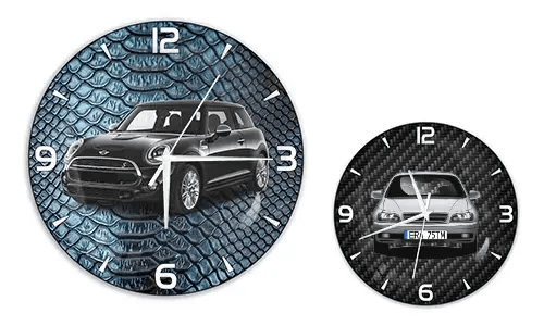 Zwei Wanduhren mit Autoillustrationen: links mit schwarzem Auto auf blauer Reptilstruktur, rechts mit blauem Auto auf Carbon-Hintergrund