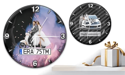Zwei Wanduhren mit romantischen Fahrzeugmotiven: links mit Hochzeitspaar auf weißem Roller und Feuerwerk, rechts mit Paar und Auto auf Carbon-Hintergrund