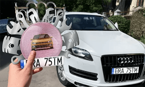 Autoschlüsselanhänger in der Hand mit dem Wagen auf dem Hintergrund individueller schlüsselanhänger