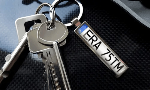 Nøglering med bilillustrations-brik og metalring
