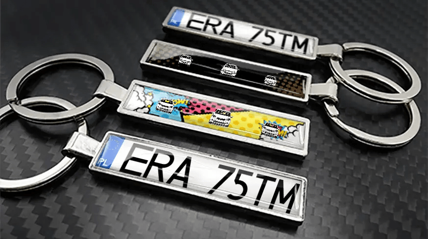 Metallnøkleringer i tegneseriestil med bilillustrasjoner og tilpasset nummerskilt-design