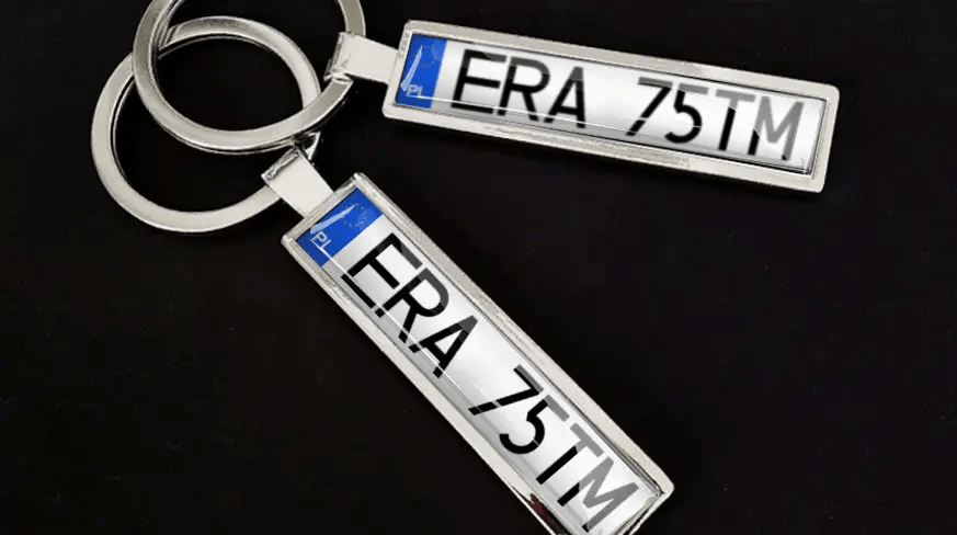 Sleutelhangers met aangepaste kentekenplaat, metalen afwerking en gepersonaliseerd nummerontwerp