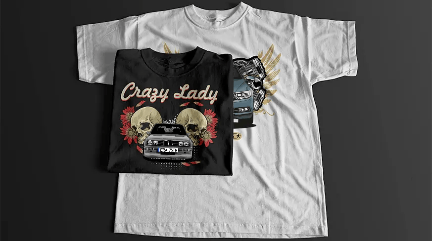 Schwarzes T-Shirt mit stilisierter Auto-Front, Schädeln, Motorteilen, goldenen Flügeln und BORN TO DRIVE Banner