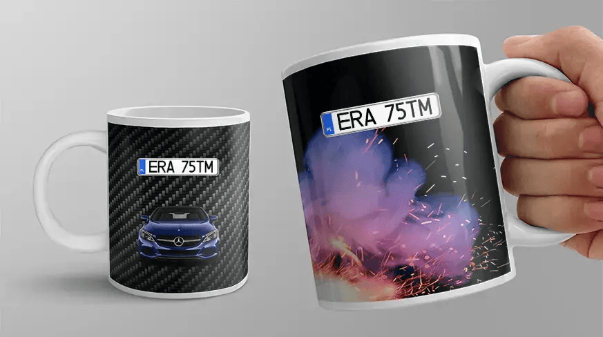 Zwei weiße Tassen mit Auto-Designs: blauer Mercedes auf Carbon-Hintergrund, silberner BMW mit Funken und Rauch