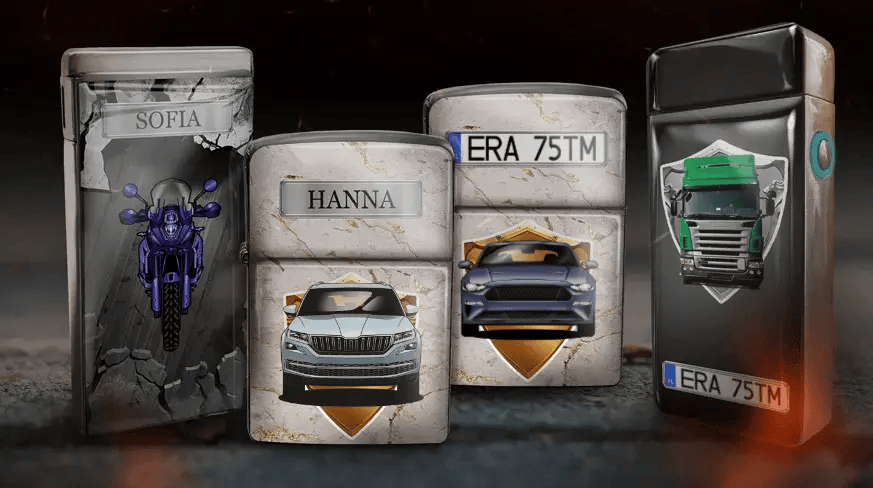 Sammlung dekorativer Dosen mit Fahrzeugmotiven auf marmorähnlichem Hintergrund. Die Dosen zeigen ein Motorrad, blaue und rote Autos sowie einen grünen LKW mit Kennzeichen. Die Namen „SOFIA“ und „HANNA“ sind sichtbar, was ein elegantes und stilvolles Design vermittelt.