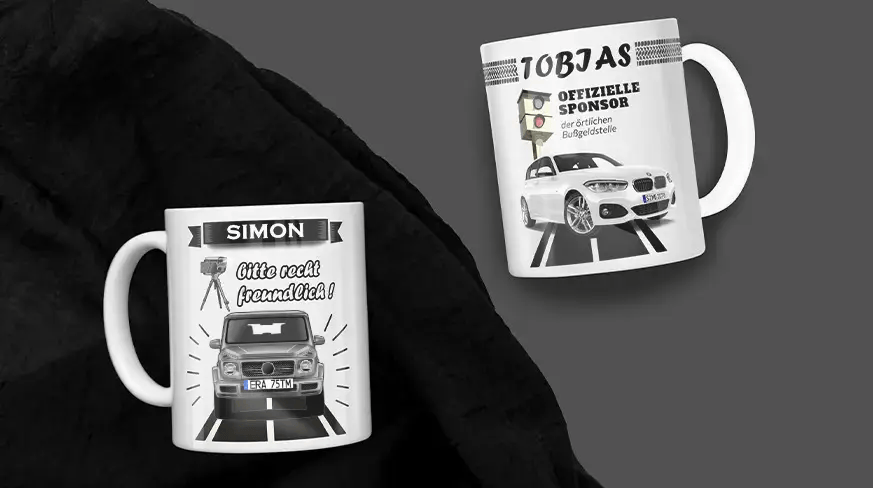 Zwei weiße Tassen mit Auto- und Blitzer-Motiven: Simons Tasse mit freundlicher Botschaft, Tobias' Tasse mit humorvollem Bußgeldtext